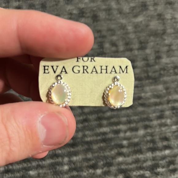 💥Brand NEW Earrings | Stud stones | Silver with Pearl looking stones 💥 - Picture 2 of 4